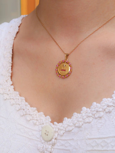Pendentif Médaille Amour AUGIS entourage coeur rubis Plus qu’hier moins que demain diamant rubis 58 Facettes J457