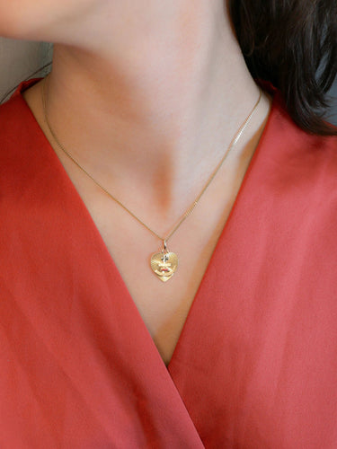 Pendentif AUGIS - Médaille amour coeur plus qu'hier moins que demain or jaune rubis 58 Facettes J254