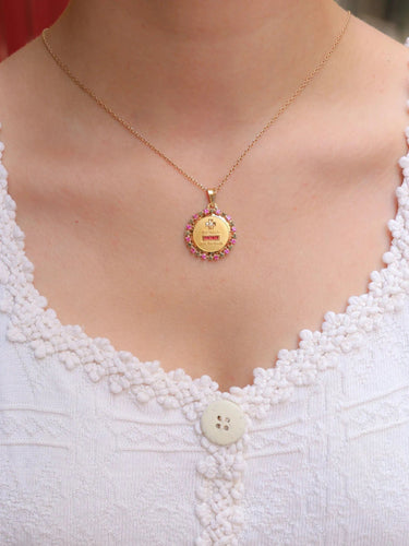 Pendentif Médaille Amour AUGIS entourage coeur rubis Plus qu’hier moins que demain diamant rubis 58 Facettes J457