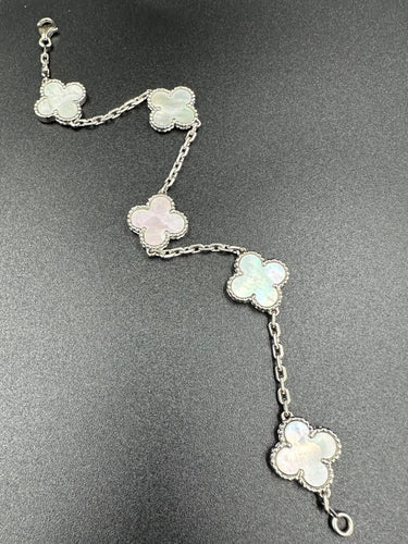 Bracelet VAN CLEEF & ARPELS. Collection "Alhambra Vintage", bracelet or blanc 18K et nacre 58 Facettes