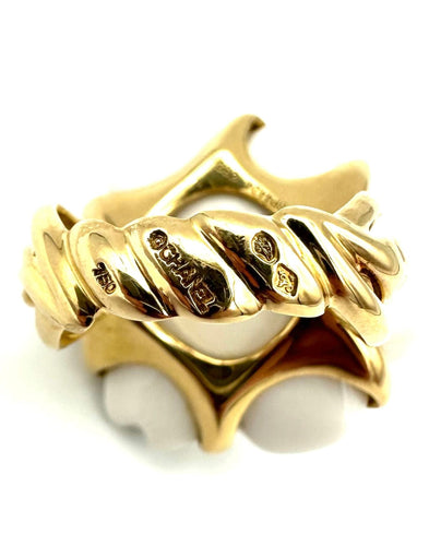 Bague 52 CHANEL. Collection "Camélia", bague or jaune et cacholong 58 Facettes