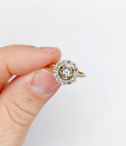 Bague 53.5 Bague marguerite circa 1910 en or 18k, platine et diamants 58 Facettes A06629
