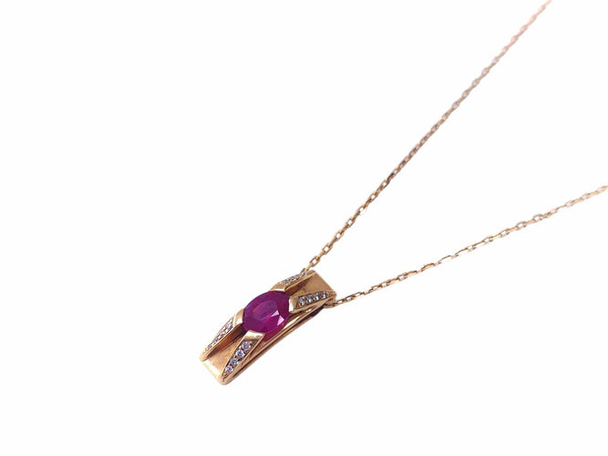 Pendentif en or jaune, rubis et diamant