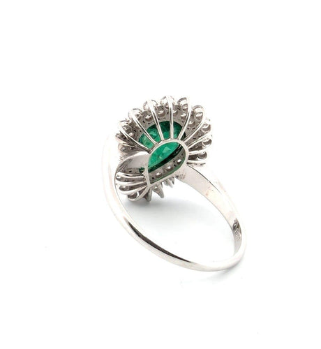 Bague 61 Bague en or blanc avec émeraude centrale et diamants environnants 58 Facettes