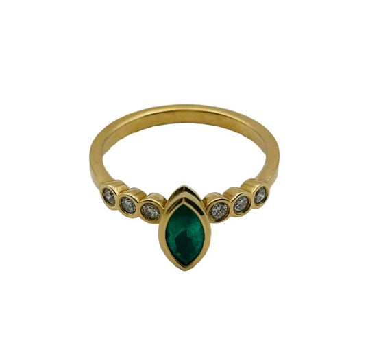 Bague en or avec émeraude taille marquise et diamants