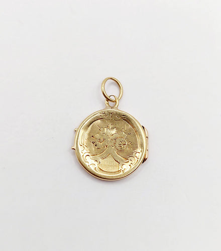 Pendentif Petit pendentif porte photo antique or jaune 18k ciselé de fleurs (circa 1900) 58 Facettes A06174