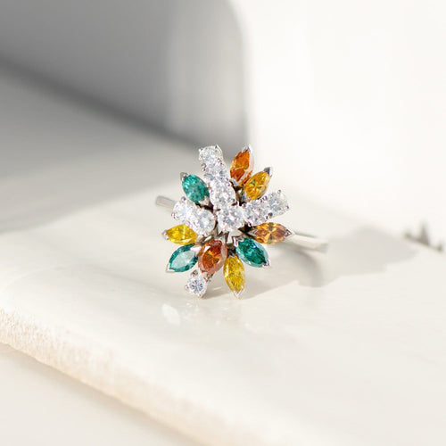 Bague vintage en or blanc sertie de diamants blancs et colorés
