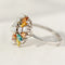 Bague vintage en or blanc sertie de diamants blancs et colorés
