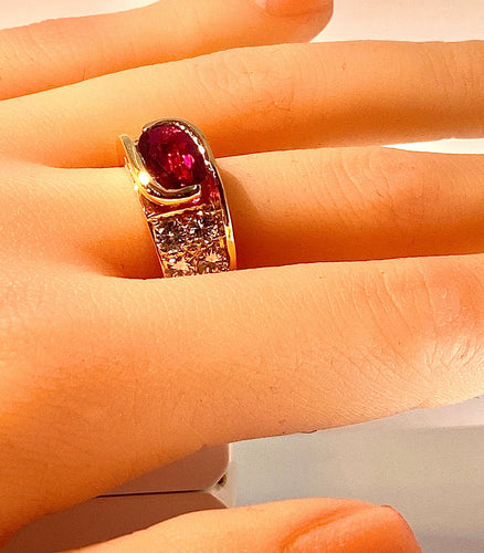 Bague 58 Bague en or jaune 18 carats, rubis 2,25 carats et 10 diamants 58 Facettes AB412