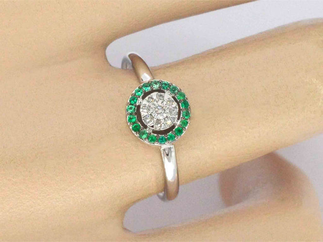 Bague 54 Bague en or blanc avec diamants et émeraudes 58 Facettes 2344