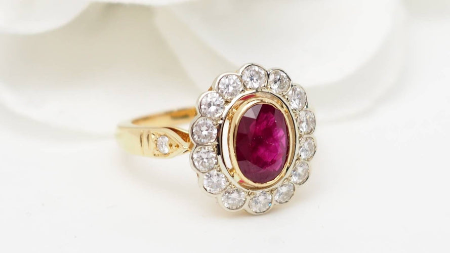 Bague 53 Bague entourage en or jaune, rubis et diamants 58 Facettes 32646