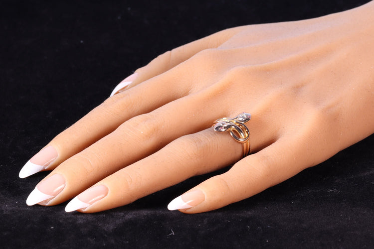 Bague 58 Élégance symbolique : bague antique double serpent avec diamants et rubis 58 Facettes 24278-0102