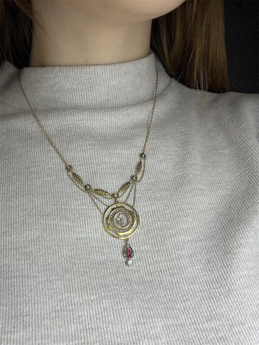 Collier Raro collier in stile Jugendstil realizzato in oro, arricchito da diamanti e rubini. 58 Facettes