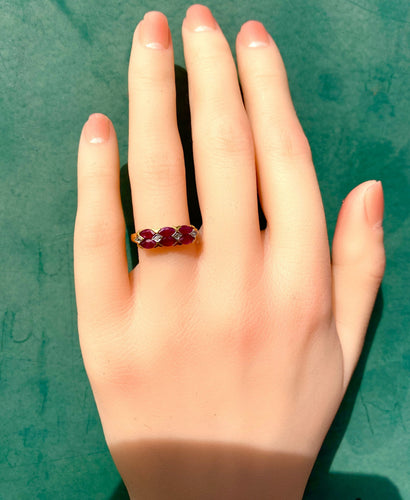 Bague 50 Bague en or jaune 18 carats, 6 rubis et 4 diamants 58 Facettes AB551