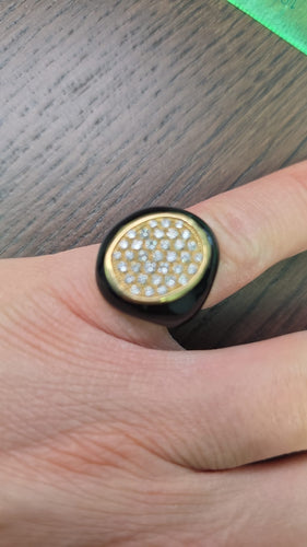 Bague en or jaune et émail avec diamants