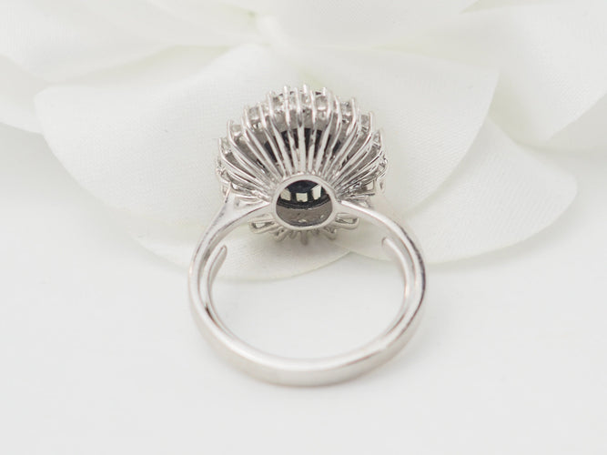 Bague 54 Bague entourage en or blanc, saphir ovale et diamants 58 Facettes 33297