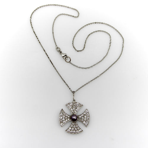 Collier Croix de Malte édouardienne en platine incrustée de diamants et d'une perle noire centrale 58 Facettes A2001Z