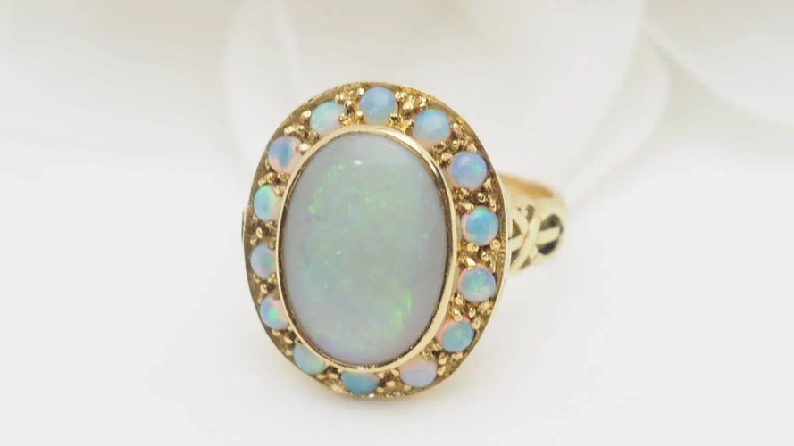 Bague 48 Bague ancienne en or jaune et cabochon d'opale 58 Facettes 32676