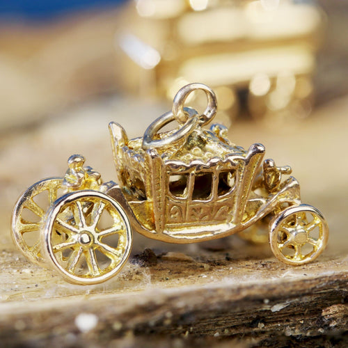 Pendentif Breloque carrosse or jaune 58 Facettes CVP164