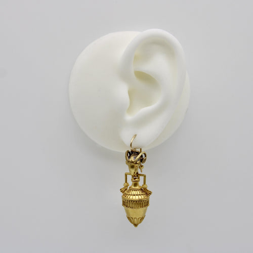 Boucles d'oreilles Boucles d'oreilles cannetille en or 14 carats, style néo-étrusque, représentant une tête de bélier et une amphore. 58 Facettes A20042