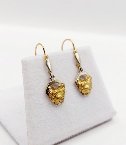 Boucles d'oreilles Dormeuses fleur finement ciselée en or 18k Art déco 58 Facettes A06469