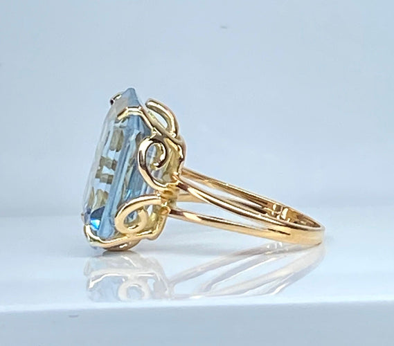 Bague en or jaune 18 carats et aigue marine