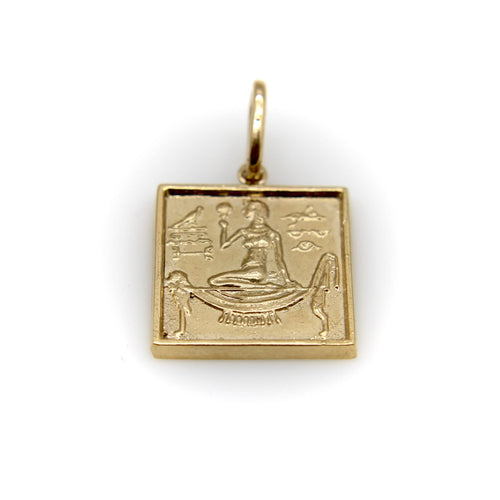 Pendentif Pendentif ou breloque carrée en or 14 carats, style égyptien, ornée d'hiéroglyphes, en forme de lingot. 58 Facettes
