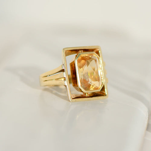 Bague vintage en or jaune avec une grande citrine – motif architectural