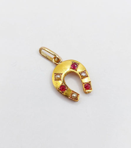 Pendentif Pendentif fer à cheval or jaune, perles et pierres rouges (circa 1900) 58 Facettes A05742