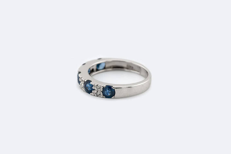 Bague 15 / Oro Bianco Anello in oro bianco con zaffiri e diamanti 58 Facettes ANL627