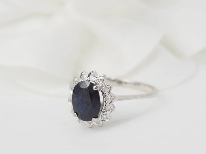 Bague 50.5 Bague marguerite en or blanc, diamants et saphir ovale 58 Facettes 26804
