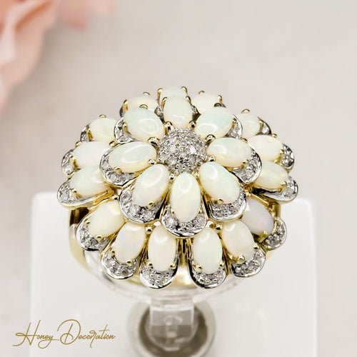 Bague fleur impressionnante en or 14 carats ornée d'opales lumineuses