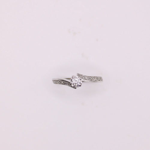 Bague Solitaire diamants et or blanc serti couteau et pavage sur le corps 58 Facettes
