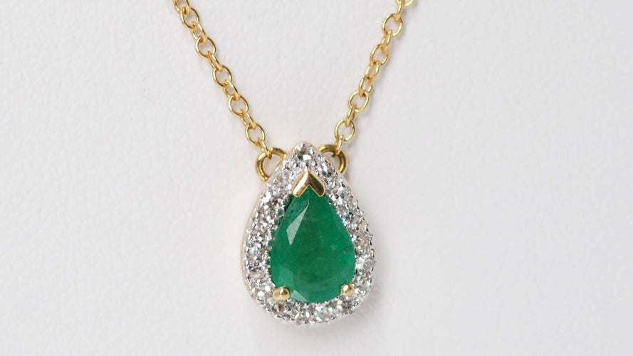 Collier Collier pendentif en or jaune, émeraude et diamants 58 Facettes 31962