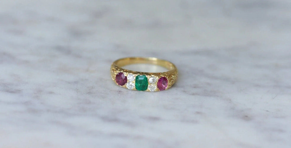Bague 49 Bague jarretière or jaune émeraudes rubis et diamants 58 Facettes