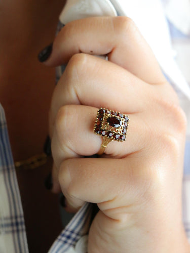 Bague vintage or jaune grenats