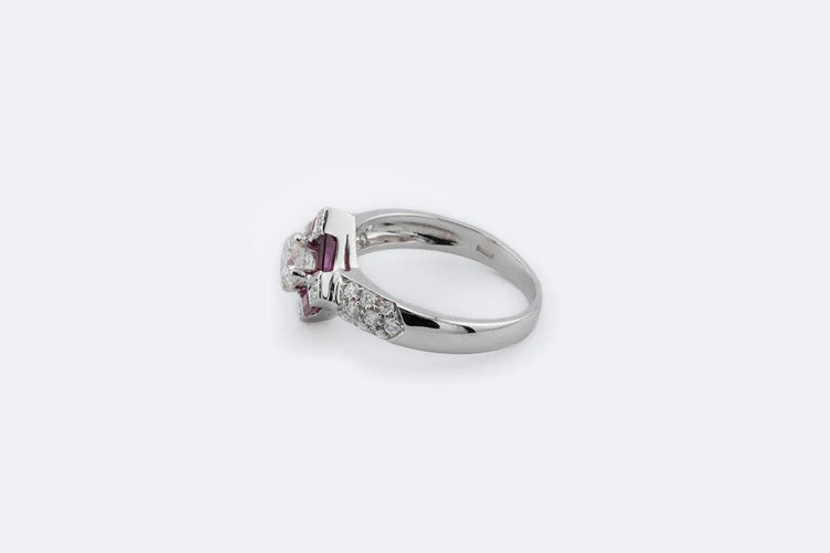 Bague 12 / Oro Bianco Anello in oro bianco con solitario, diamanti e rubini 58 Facettes ANL701