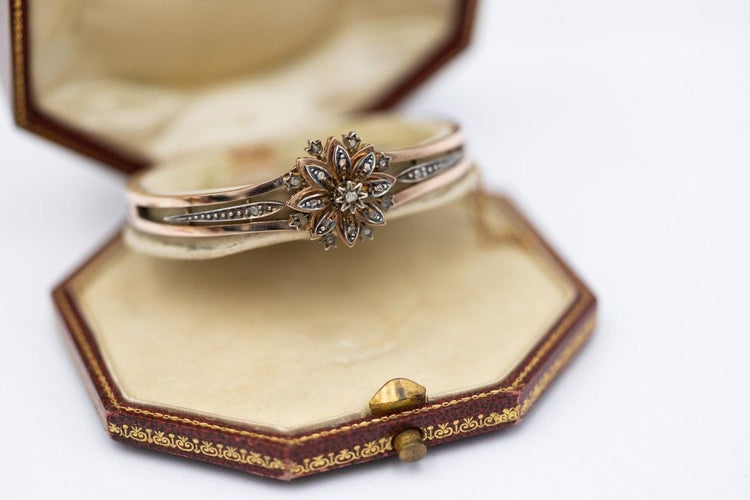 Bracelet Bracelet rigide motif floral en or 18k et diamants taille rose 58 Facettes 11837