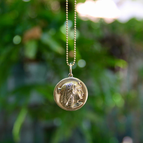 Pendentif Breloque Nekhbet en or 14 carats de style néo-égyptien 58 Facettes