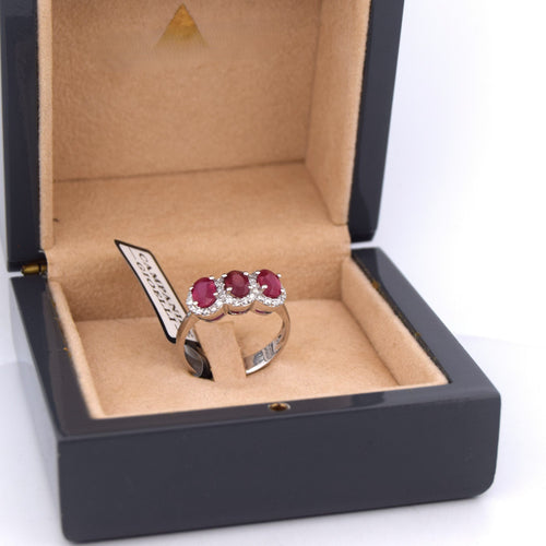 Bague 54 Bague en or blanc 18 kt avec rubis et diamants 58 Facettes