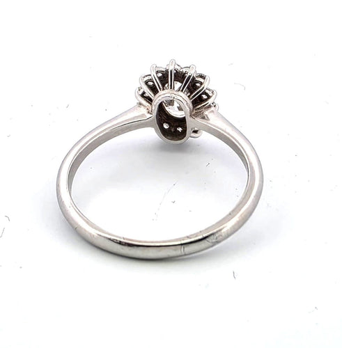 Bague 54 Bague en or blanc avec un diamant ovale au centre et des diamants brillants tout autour. 58 Facettes