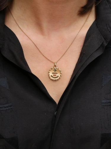 Pendentif Médaille amour Augis ronde Plus qu'hier moins que demain or jaune rubis 58 Facettes J496
