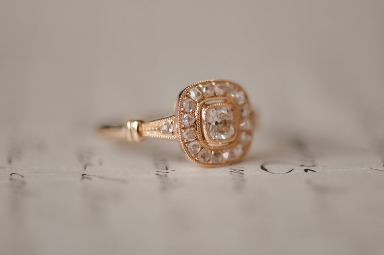Antique cushion diamond ring 58 Facettes