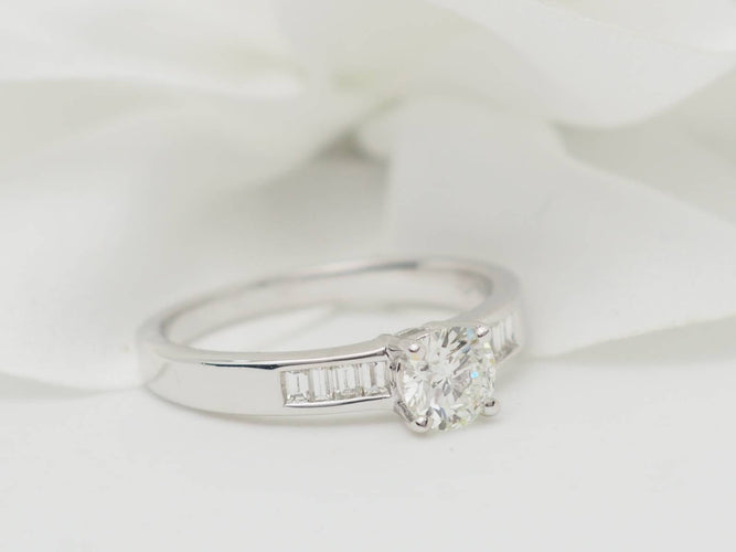 Bague 54 Solitaire en or blanc et diamant rond de 0,52 ct 58 Facettes 24474