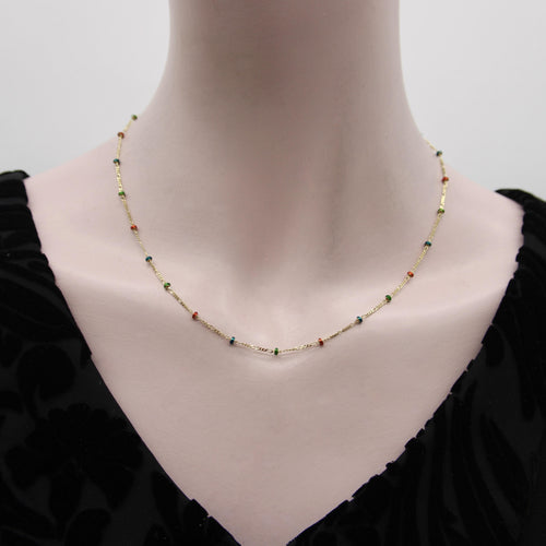 Collier Chaîne à maillons Figaro en or 14 carats avec perles en émail coloré 58 Facettes A2003Y