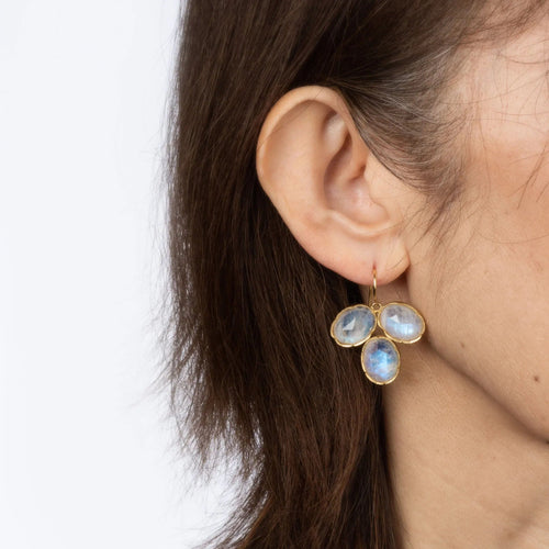 Boucles d'oreilles Boucles d'oreilles Irene Neuwirth en pierre de lune, or 18 carats, 2,5 cm, signées, bijoux fins 58 Facettes G13387