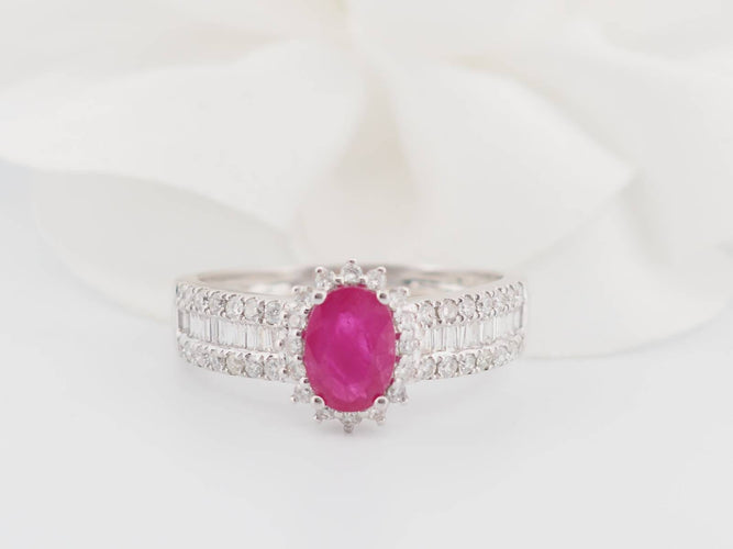Bague 54 Bague entourage en or blanc, rubis et diamants 58 Facettes 33066
