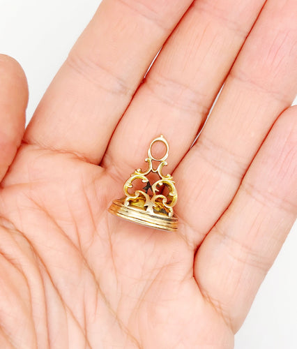 Pendentif Pendentif sceau antique en or 14k et agate gravée d’armoiries 58 Facettes A06678
