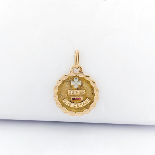 Pendentif Maison Augis - « Médaille d'Amour » en or jaune "Plus qu'hier, moins que demain" 58 Facettes 32664