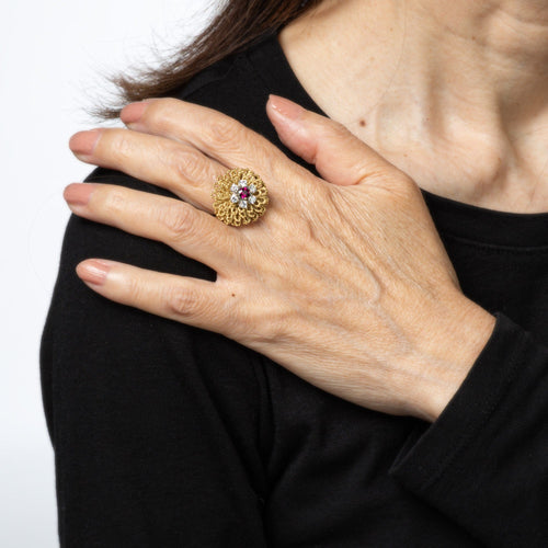 Bague Bague vintage années 60 en or jaune 18 carats, sertie de diamants et de rubis, taille 5,25, bijou cocktail à motif floral. 58 Facettes G13995